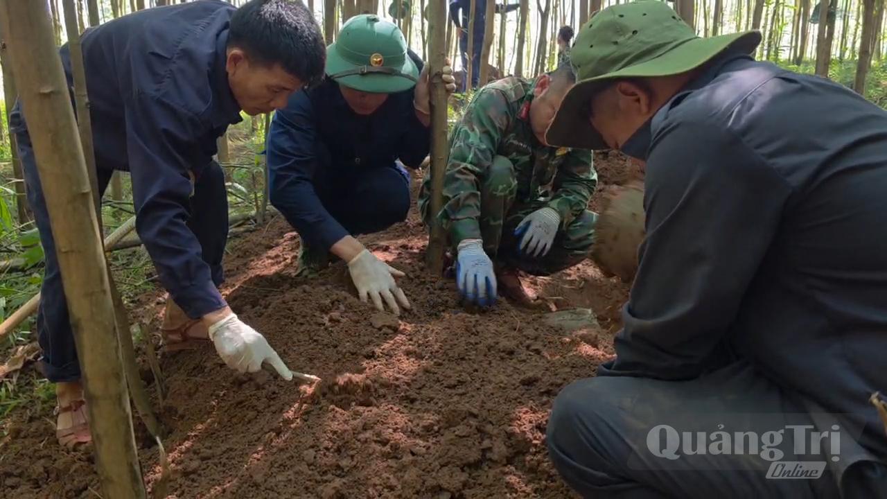 Qua mở rộng phạm vi và tìm kiếm thận trọng, đơn vị đã cất bốc 3 hài cốt liệt sĩ cùng nhiều di vật tại bản Bãi Dinh, xã Dân Hóa - Ảnh: H.C