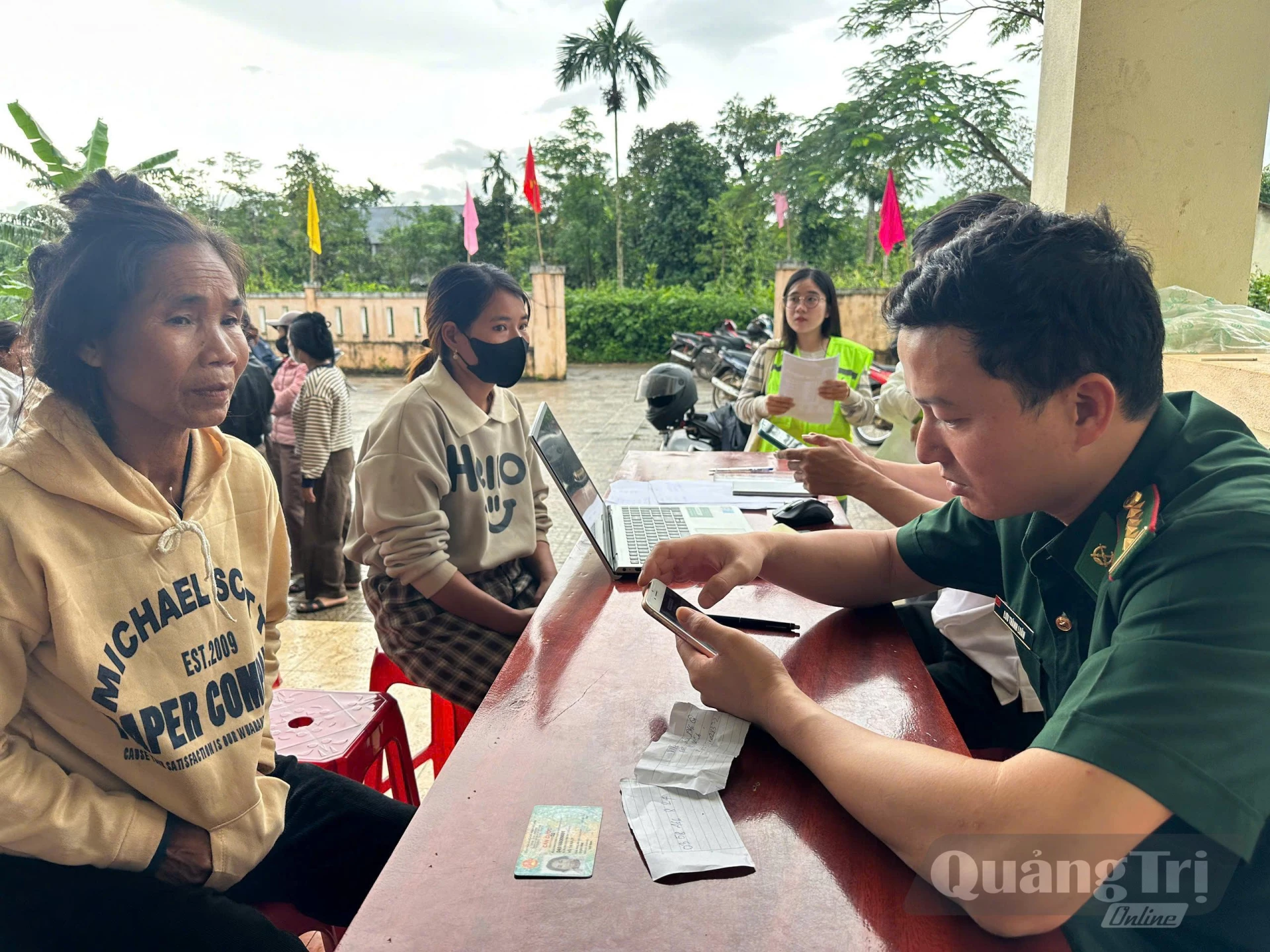 Cán bộ, chiến sĩ Đồn Biên phòng Hướng Phùng hướng dẫn người dân tiếp cận dịch vụ công trực tuyến - Ảnh: M.L