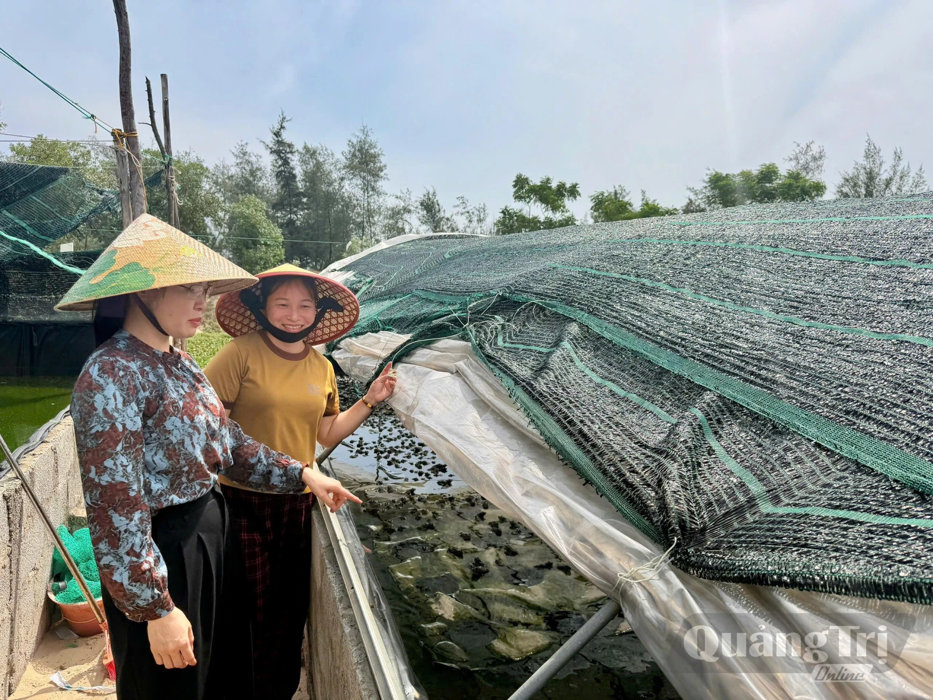 Lãnh đạo Hội Liên Hiệp Phụ nữ xã Sen Ngư thường xuyên thăm hỏi, động viên, khuyến khích các mô hình phát triển kinh tế của chị em phụ nữ trên địa bàn - Ảnh: NVCC
