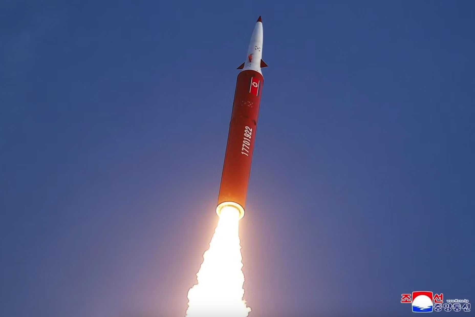 Nhà lãnh đạo Triều Tiên Kim Jong Un cùng con gái Ju Ae giám sát vụ phóng tên lửa tầm trung tại khu vực phía Đông nước này trong cuộc tập trận ngày 4/10. Ảnh: KCNA