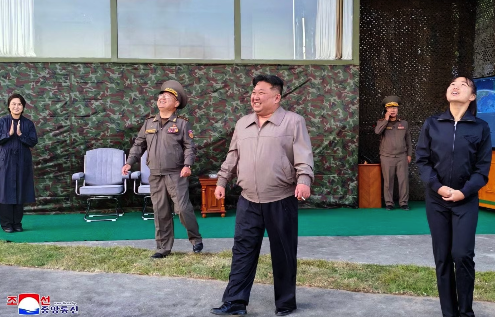Nhà lãnh đạo Triều Tiên Kim Jong Un cùng con gái Ju Ae giám sát vụ phóng tên lửa tầm trung tại khu vực phía Đông nước này trong cuộc tập trận ngày 4/10. Ảnh: KCNA