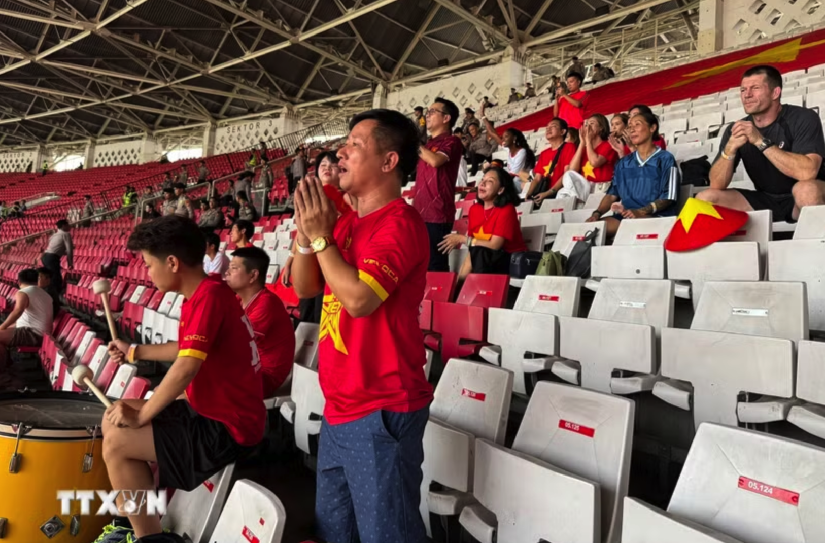 Các cổ động viên Việt Nam với số lượng khiêm tốn, vẫn cổ vũ nhiệt huyết cho đội tuyển. (Ảnh: Đỗ Quyên/TTXVN)