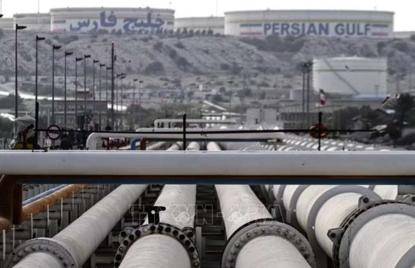 Các đường ống dẫn dầu tại một cơ sở khai thác dầu của Iran trên đảo Khark ở ngoài khơi vùng Vịnh. Ảnh: AFP/TTXVN