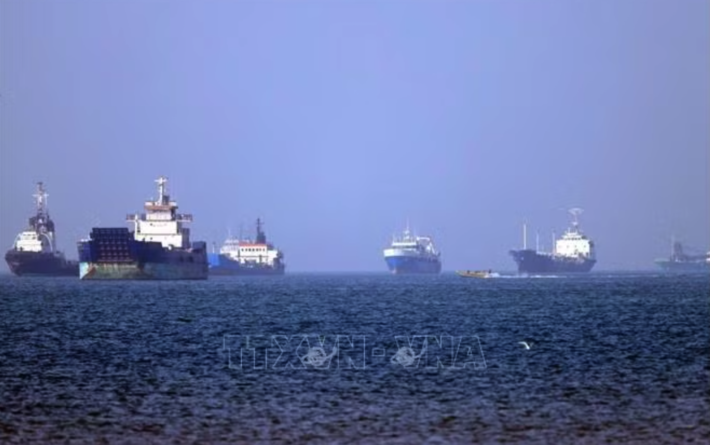 Tàu thuyền ở eo biển Hormuz, gần thành phố cảng Bandar Abbas, Iran. Ảnh: The Guardian/TTXVN