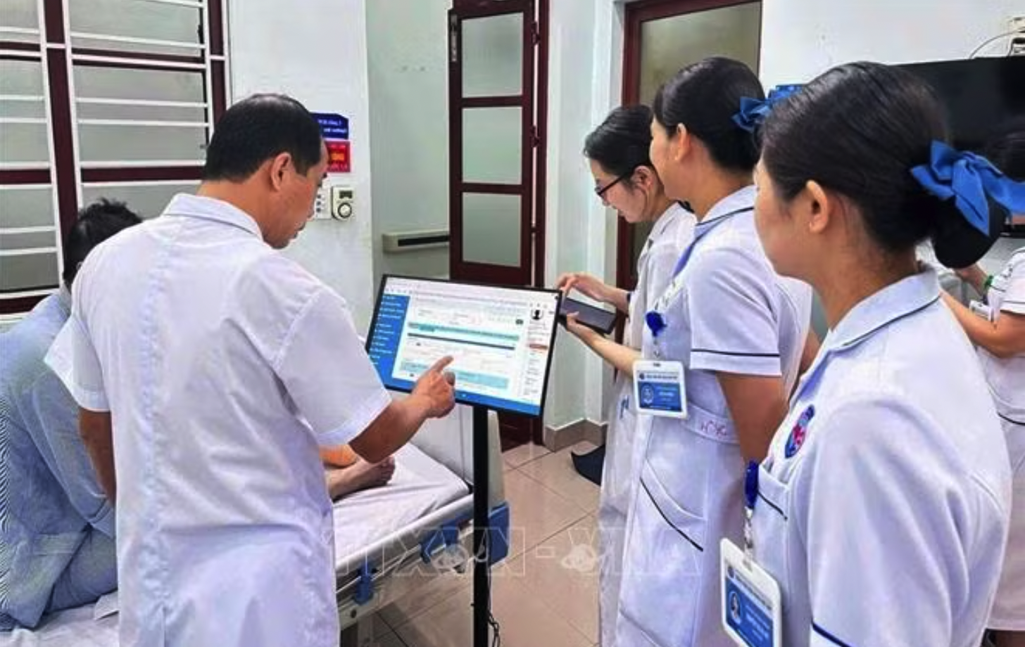 Triển khai bệnh án điện tử là giải pháp quan trọng nhằm thúc đẩy lộ trình chuyển đổi số, hướng tới xây dựng bệnh viện thông minh, góp phần nâng cao chất lượng chăm sóc sức khỏe nhân dân. Ảnh: TTXVN phát