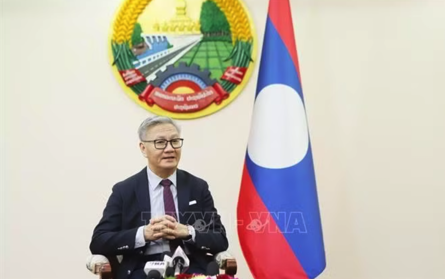 Phó Thủ tướng, Bộ trưởng Ngoại giao Lào Thongsavan Phomvihane trả lời phỏng vấn. Ảnh: Xuân Tú/PV TTXVN tại Lào