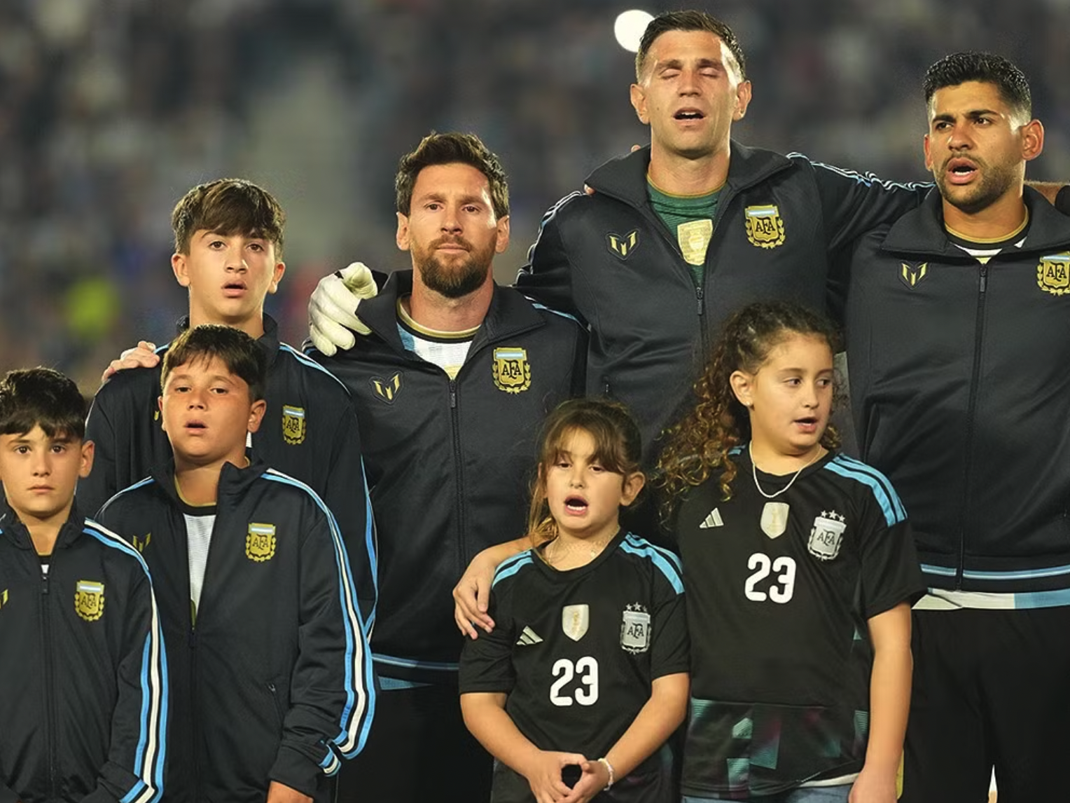 Messi hát quốc ca Argentina cùng các con. (Ảnh: AFA)