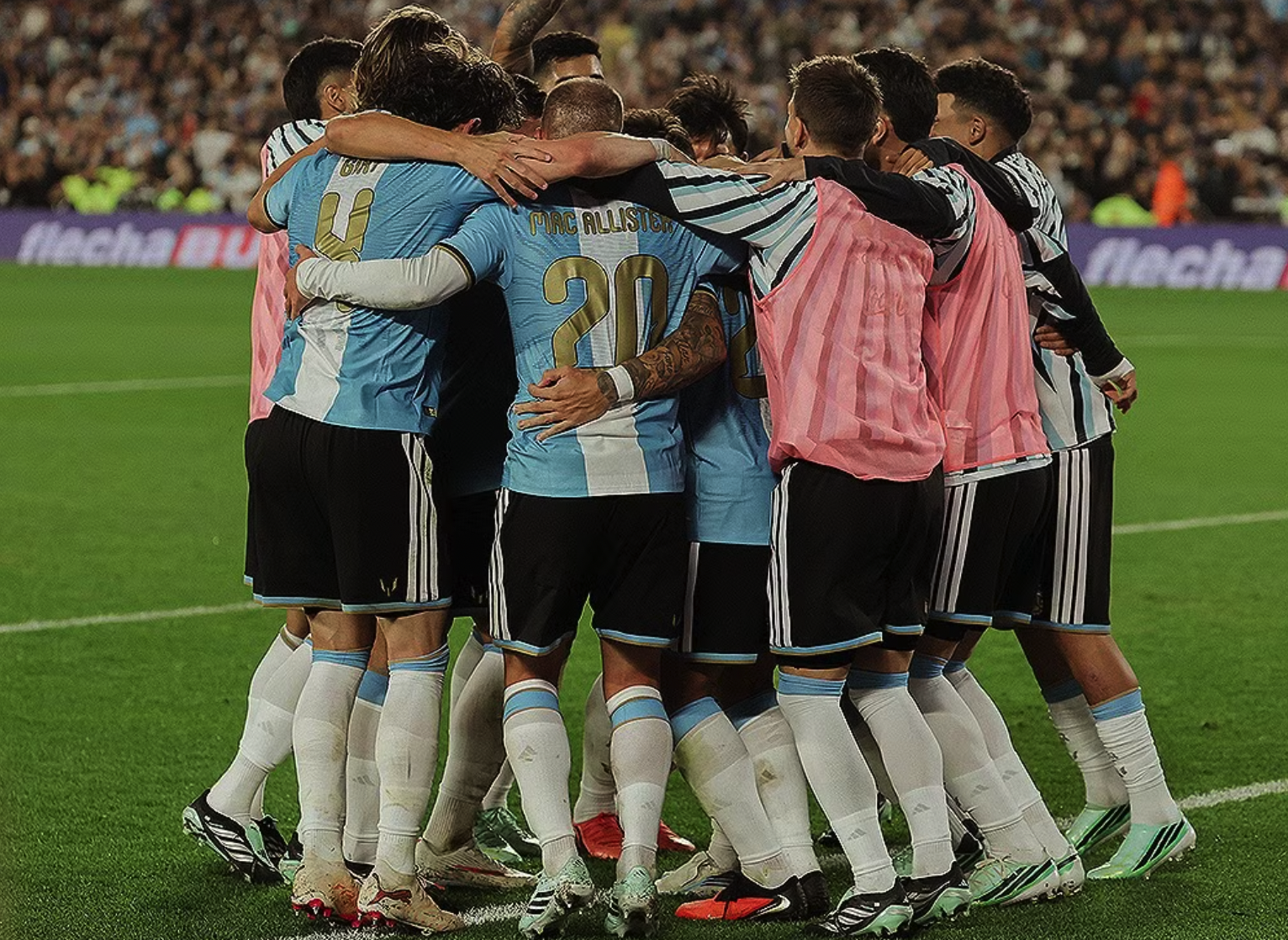Những người đồng đội tới ôm Messi sau khi tiếng còi mãn cuộc vang lên. (Ảnh: AFA)