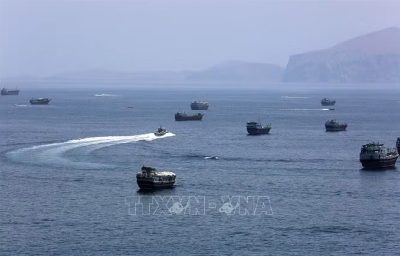 Tàu thuyền trên eo biển Hormuz, ngày 20/6/2026. Ảnh: THX/TTXVN phát