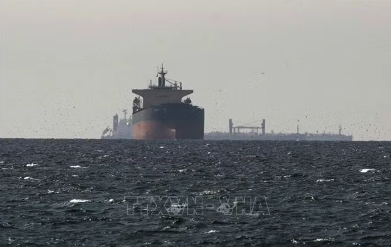 Tàu hàng tại eo biển Hormuz. Ảnh: THX/TTXVN phát