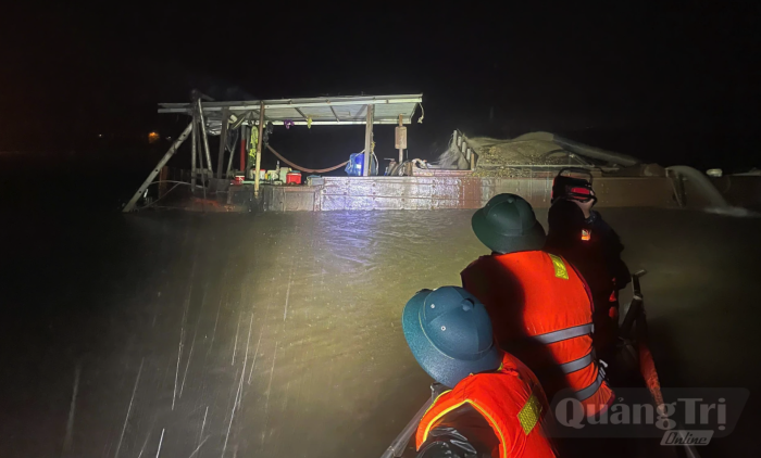 Phát hiện, xử lý thuyền khai thác cát trái phép trên sông Gianh