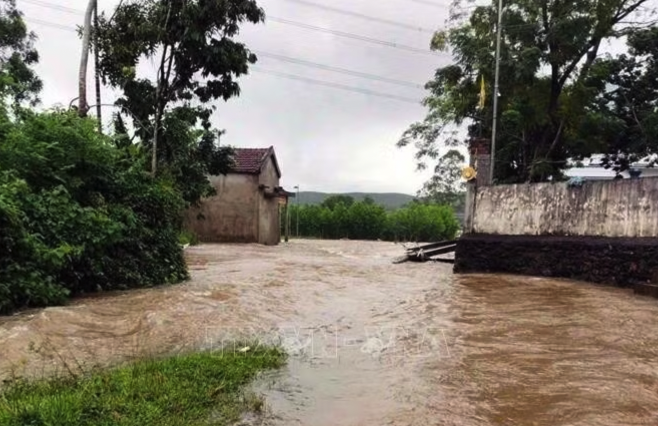 Mưa lớn khiến ngập cục bộ tại một số khu vực dân cư xã Bố Trạch, Quảng Trị. Ảnh: TTXVN phát