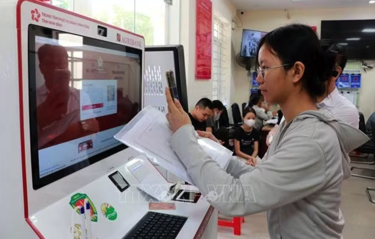 Người dân phường Phủ Lý (Ninh Bình) nộp hồ sơ trực tuyến trên Kiosk Hành chính công thông minh. Ảnh: Nguyễn Lành/TTXVN