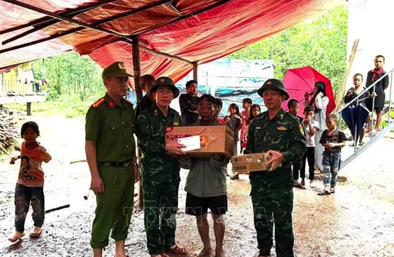Các lực lượng chức năng thăm hỏi, động viên gia đình nạn nhân. Ảnh: TTXVN phát