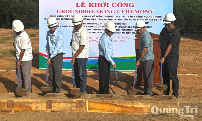 Khởi công xây dựng sân bóng đá cỏ nhân tạo Trường THCS Hướng Hiệp