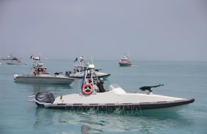 Iran tiết lộ chương trình UAV mới, tăng cường giám sát eo biển Hormuz