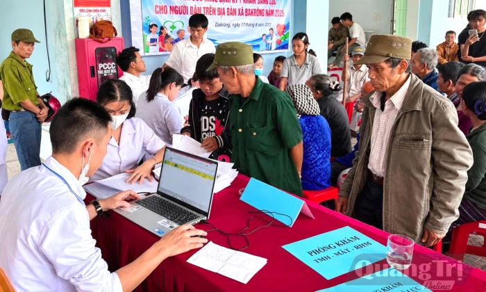 Để phát triển nguồn nhân lực y tế