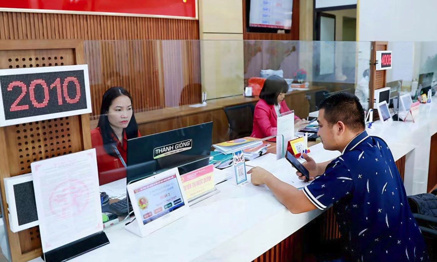 Không gian làm việc rộng rãi đáp ứng nhu cầu làm việc của nhân dân tại bộ phận Hành chính công xã Lạc Sơn. Ảnh: Trọng Đạt/TTXVN