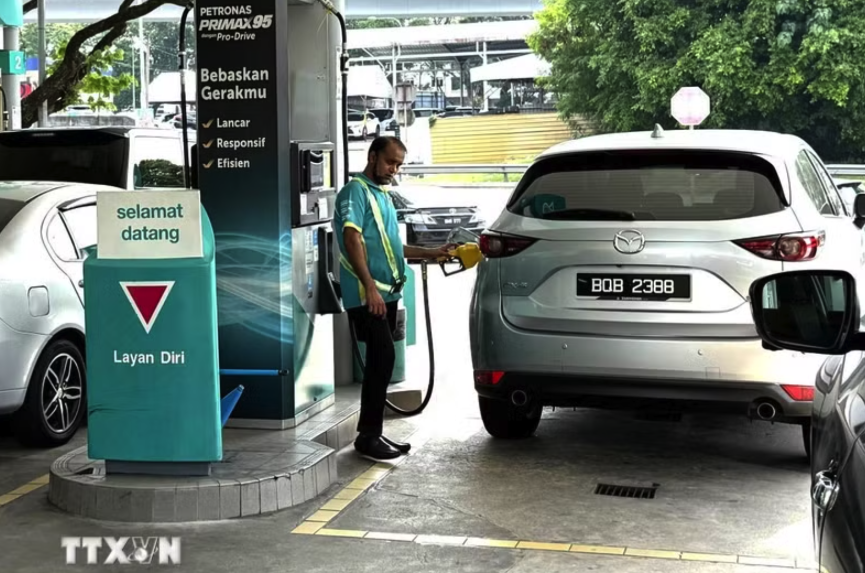 Một trạm xăng dầu của Petronas tại Kuala Lumpur. (Ảnh: Bình Thanh/TTXVN)