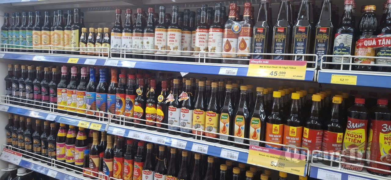 Các kệ hàng của siêu thị Co.opmart Quảng Bình vắng bóng nước mắm “make in Quảng Trị” - Ảnh: Mai Nhân