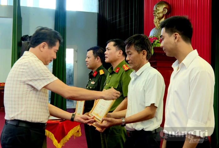 Phường Đồng Hới: Khen thưởng các tập thể, cá nhân có thành tích xuất sắc trong công tác tuyển quân