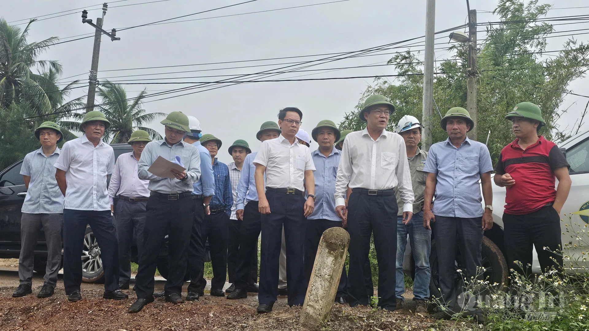 Đồng chí Phan Phong Phú, Phó Chủ tịch UBND tỉnh kiểm tra thực tế tiến độ công trình-Ảnh: Phan Khiêm