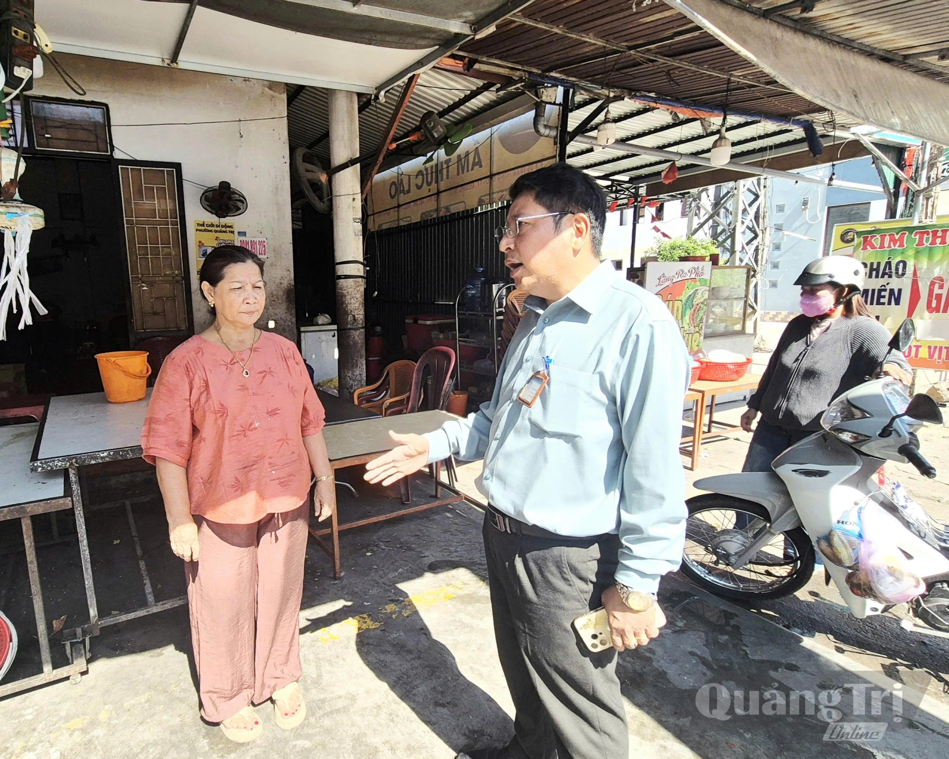 Anh Lý Quang Hào tuyên truyền, giải thích quy định văn minh đô thị tới từng hộ kinh doanh trên địa bàn - Ảnh: K.S