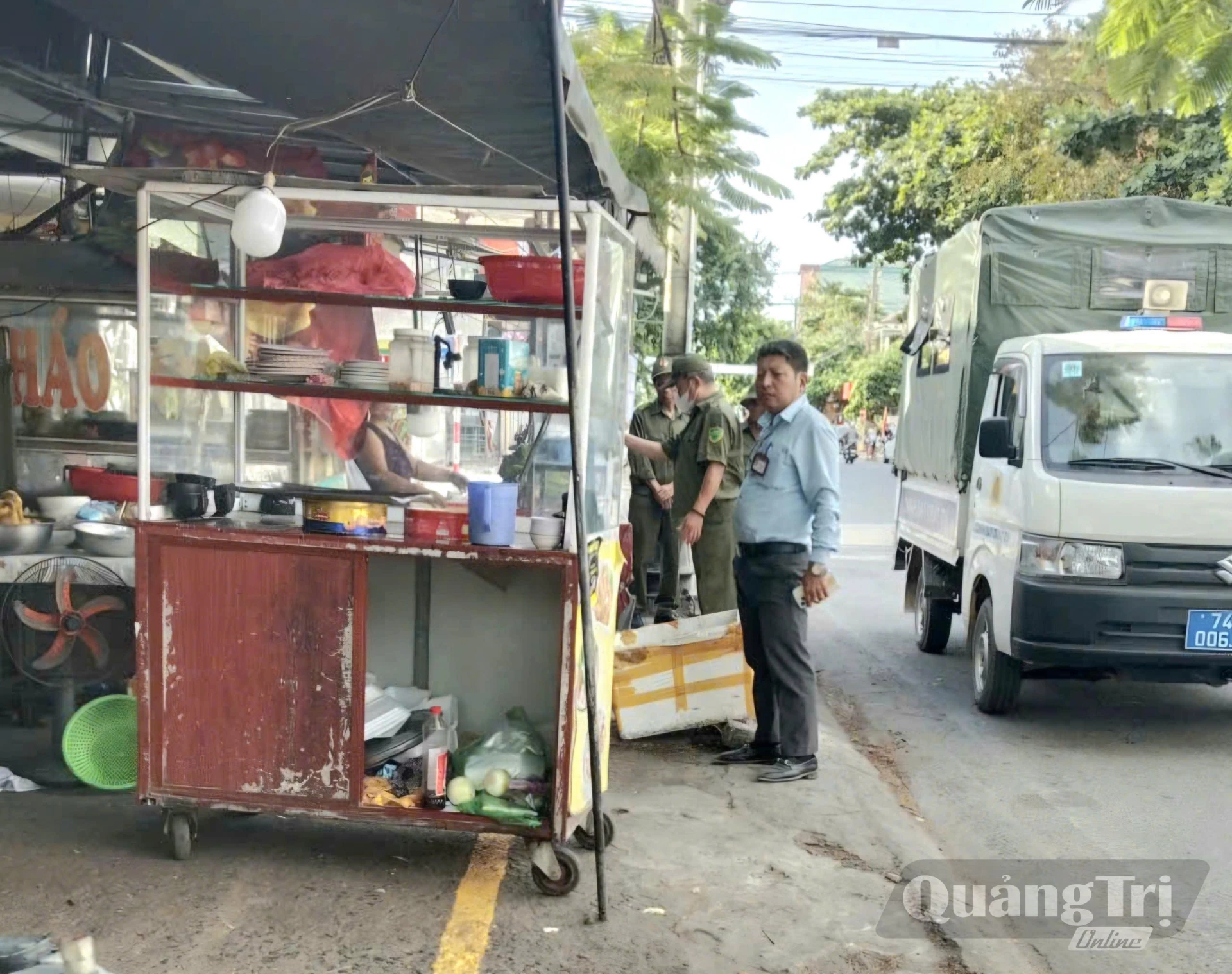 Anh Lý Quang Hào phối hợp với lực lượng chức năng tuyên truyền hộ kinh doanh giữ gìn trật tự vỉa hè, hành lang an toàn giao thông-Ảnh: K.S