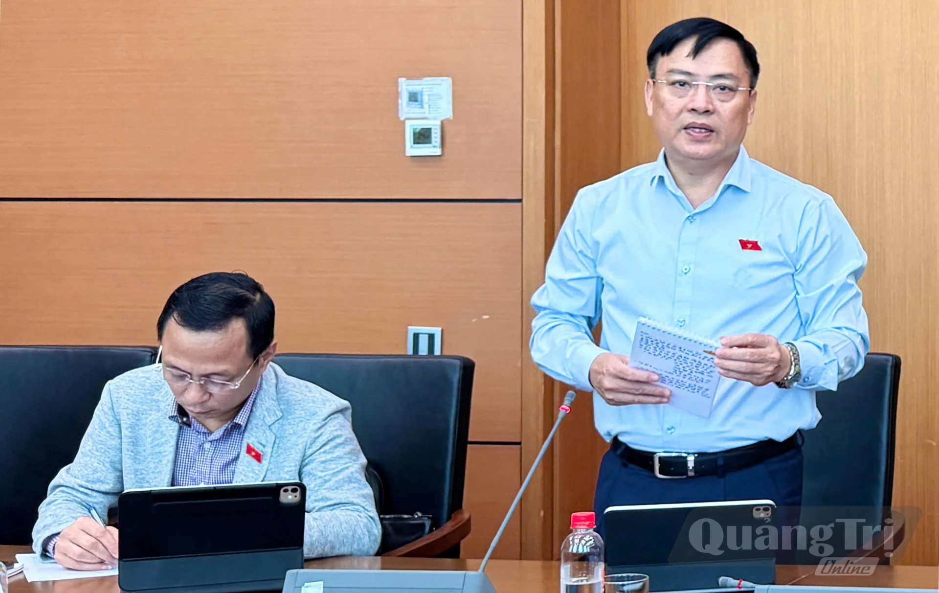 Đồng chí Thiếu tướng Nguyễn Thanh Liêm, Ủy viên Ban Thường vụ Tỉnh ủy, Giám đốc Công an tỉnh thảo luận về Dự án Luật An toàn thực phẩm (sửa đổi) - Ảnh: CTV

