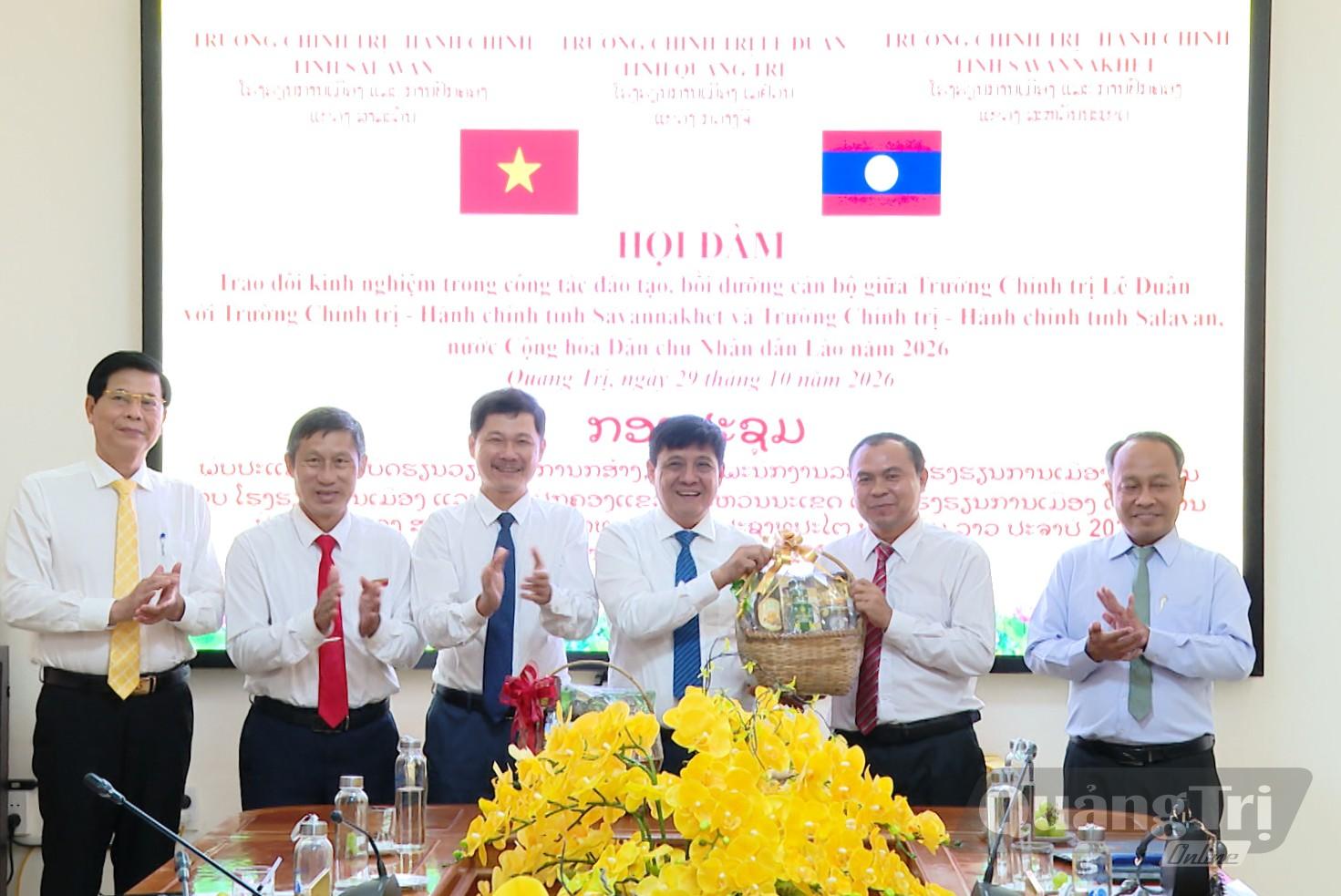 Lãnh đạo Trường Chính trị - Hành chính tỉnh Salavan và Savannakhet tặng quà cho Trường Chính trị Lê Duẩn - Ảnh: T.L