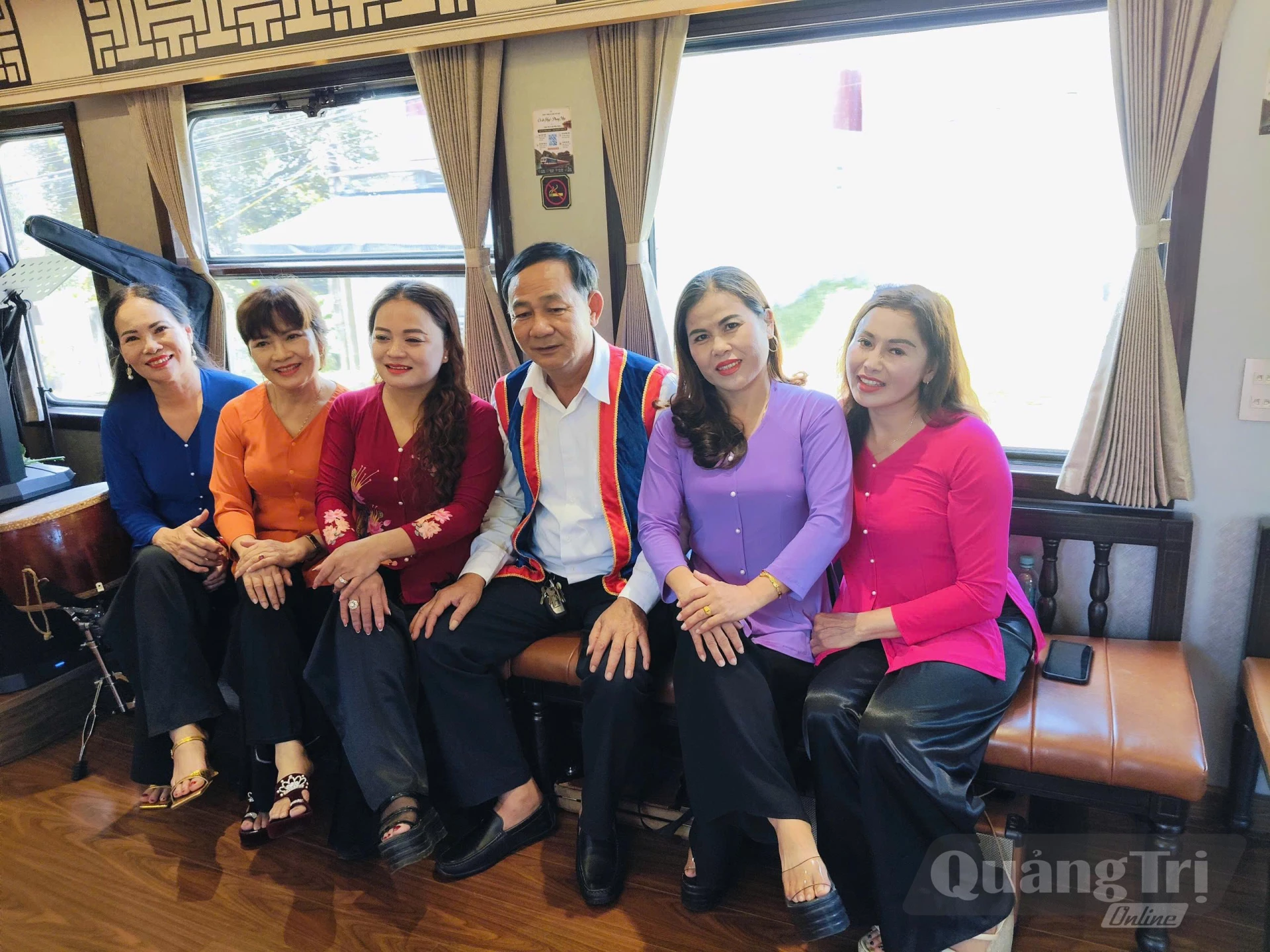 Câu lạc bộ Dân ca Sông Hiền trên chuyến tàu di sản Huế-Phong Nha - Ảnh: NVCC