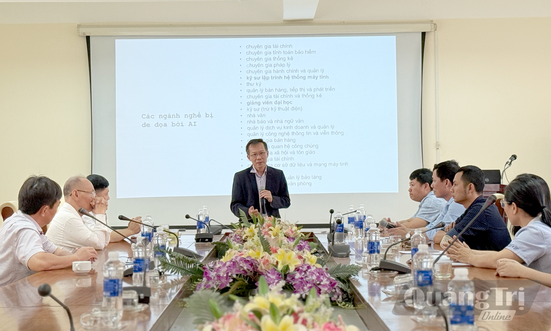 GS.TSKH Nguyễn Ngọc Thành làm việc với giảng viên, sinh viên Trường đại học Quảng Bình. Ảnh: D.H