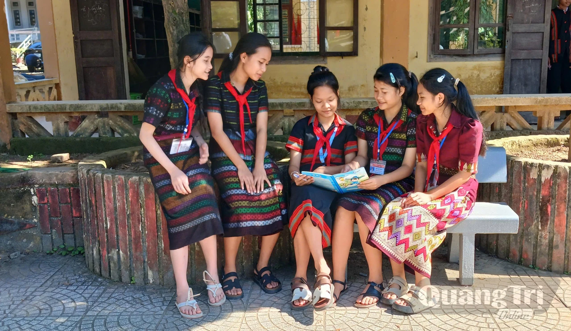 Hoạt động trải nghiệm giúp học sinh tìm hiểu được nhiều hơn đời sống văn hóa của đồng bào mình - Ảnh: N.B