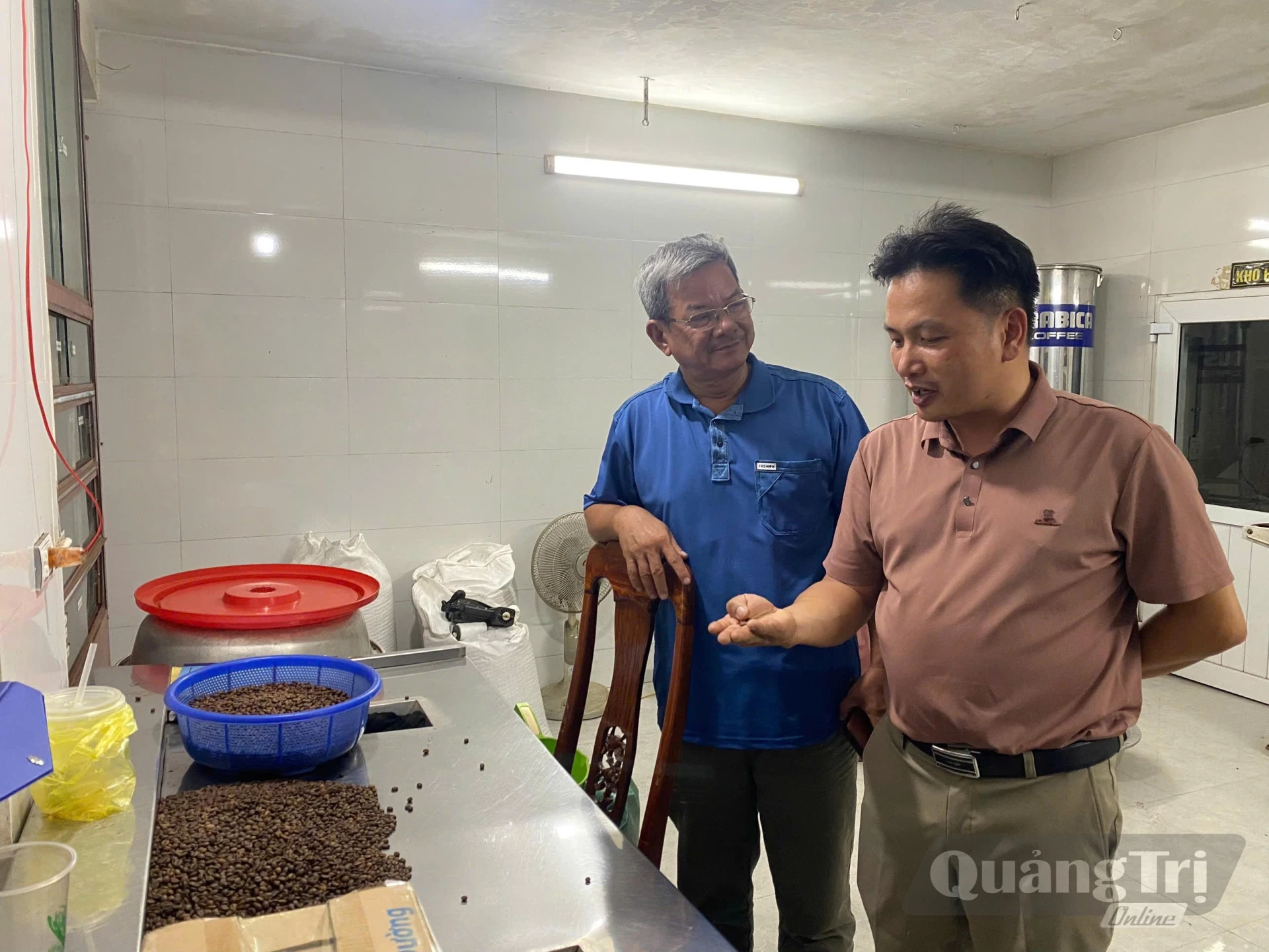 Anh Trần Quang Hải, Giám đốc Công ty TNHH xuất nhập khẩu Nam Hải CNS giới thiệu cách sơ chế cà phê - Ảnh:  P.X.D
