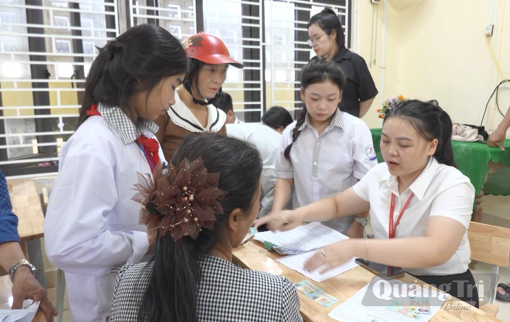 UBND tỉnh yêu cầu triển khai các điểm hỗ trợ mở, tích hợp tài khoản ngân hàng hưởng ASXH và các thông tin cơ bản trên ứng dụng VNeID trong cộng đồng dân cư - Ảnh: N.L.M