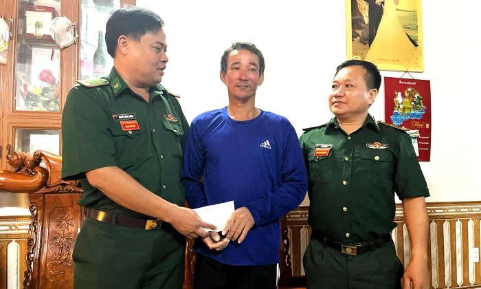 Gần 8 giờ lênh đênh trên biển, ngư dân mất tích do chìm tàu cá bơi được vào bờ