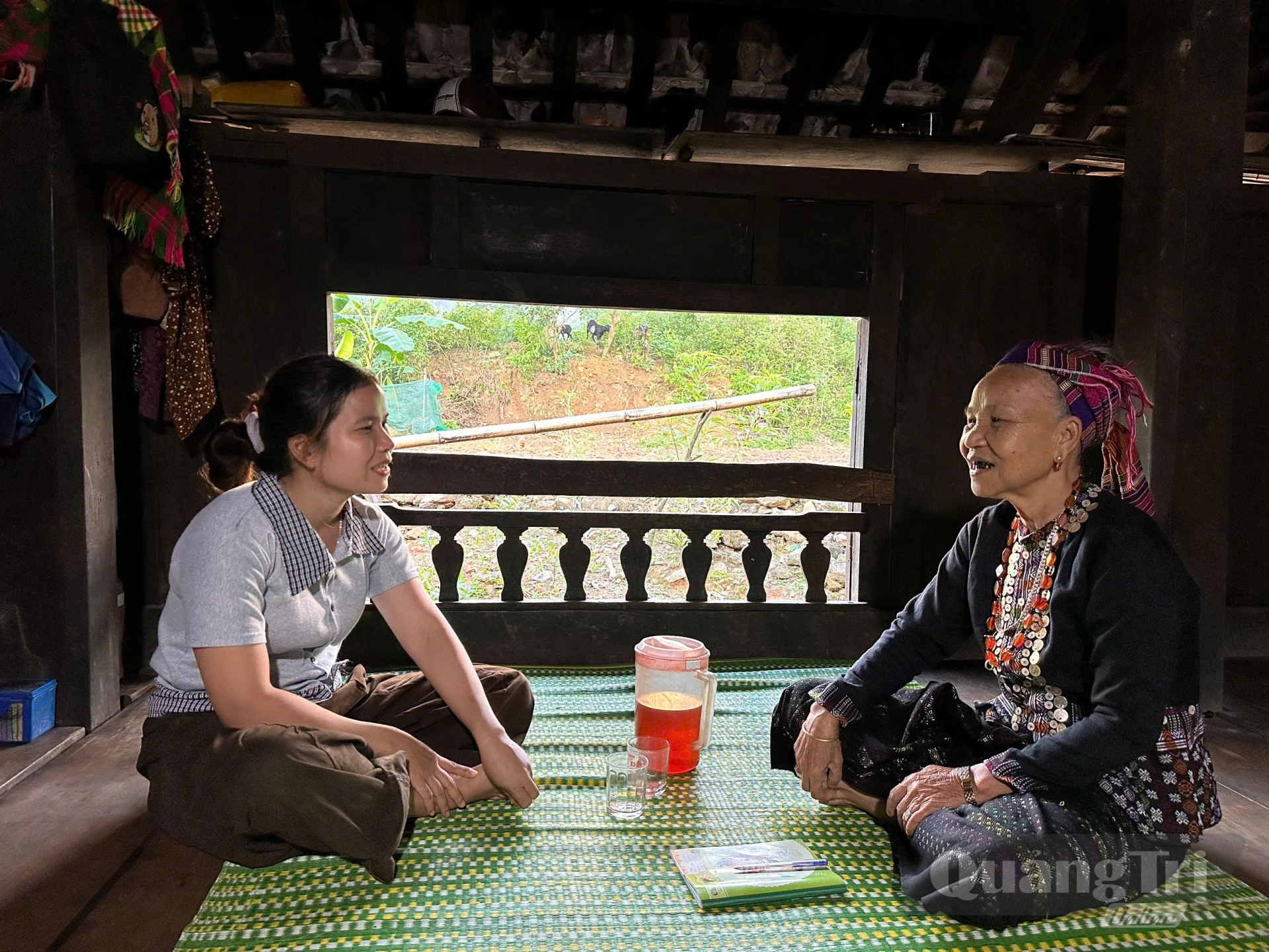 Bà Hồ Thị Phuôn (bên phải) lắng nghe, chia sẻ tâm tư với phụ nữ trong thôn-Ảnh: H.T