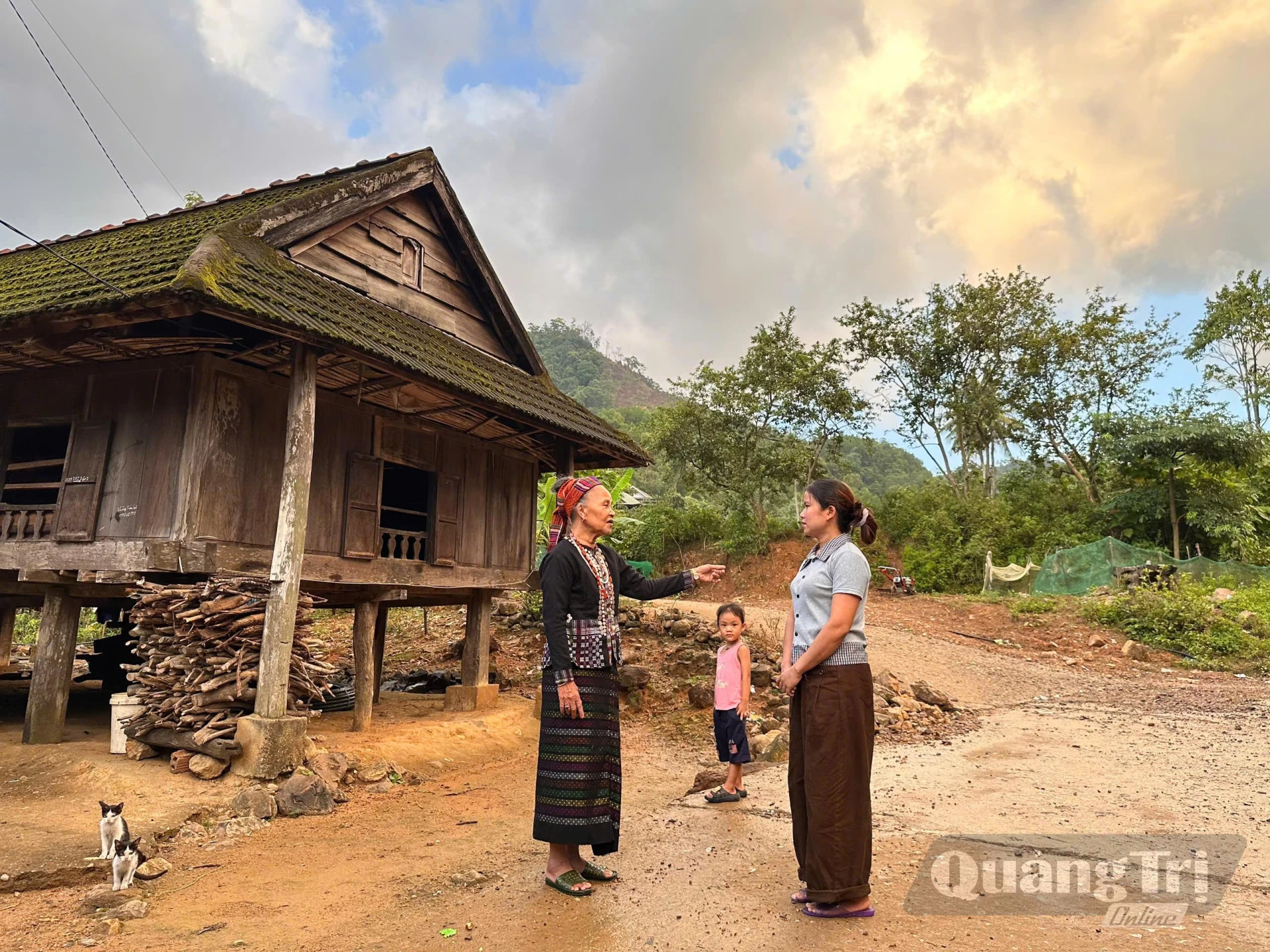 Bà Hồ Thị Phuôn gặp gỡ, động viên người dân trong bản-Ảnh: H.T