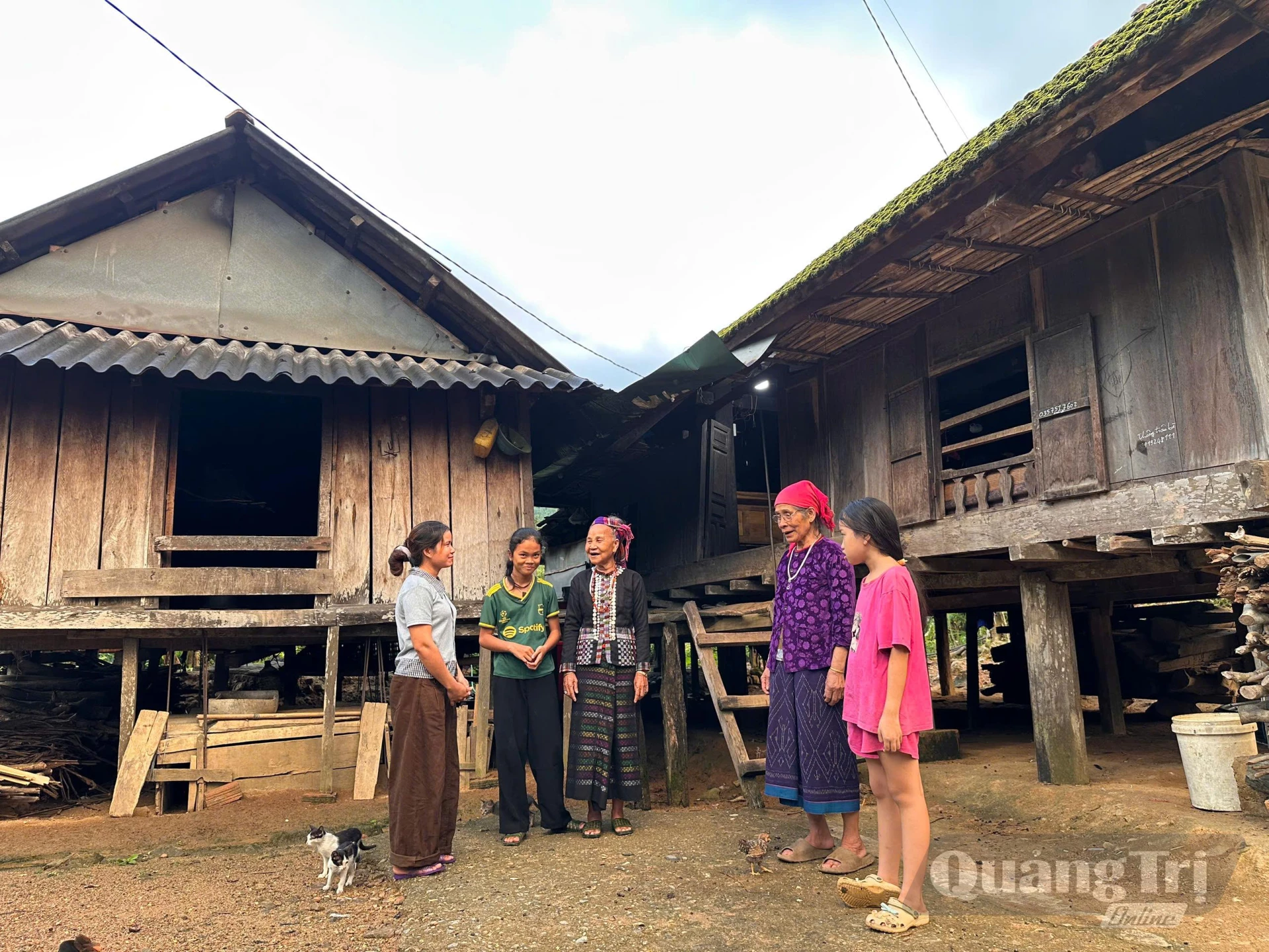 Bà Hồ Thị Phuôn trò chuyện cùng chị em phụ nữ thôn Xa Lăng-Ảnh: H.T