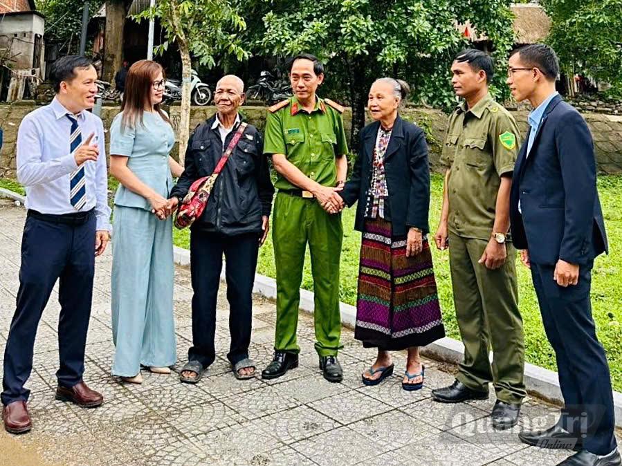 Bà Hồ Thị Phuôn thường xuyên phối hợp với lực lượng chức năng và chính quyền địa phương tuyên truyền, vận động Nhân dân-Ảnh: H.T