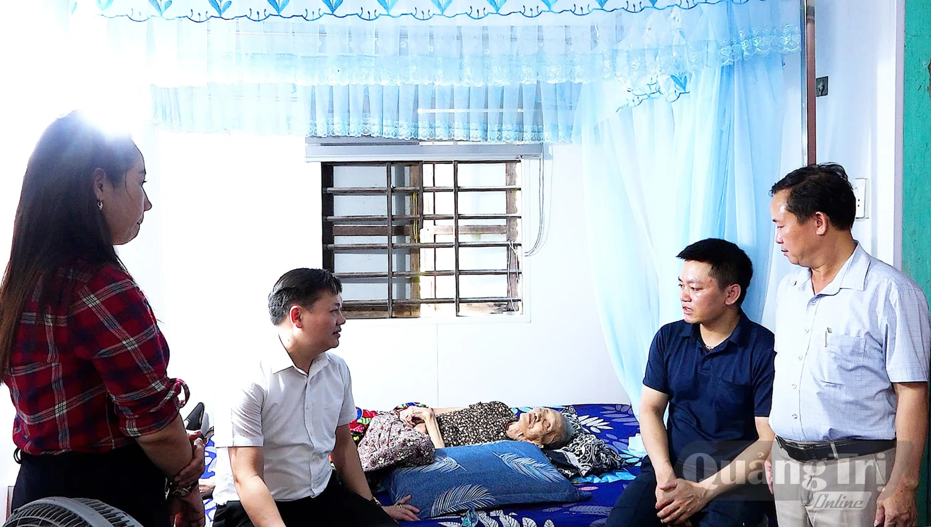 Cán bộ phường Bắc Gianh quan tâm quan tâm chăm lo đời sống người có công - Ảnh: N.M