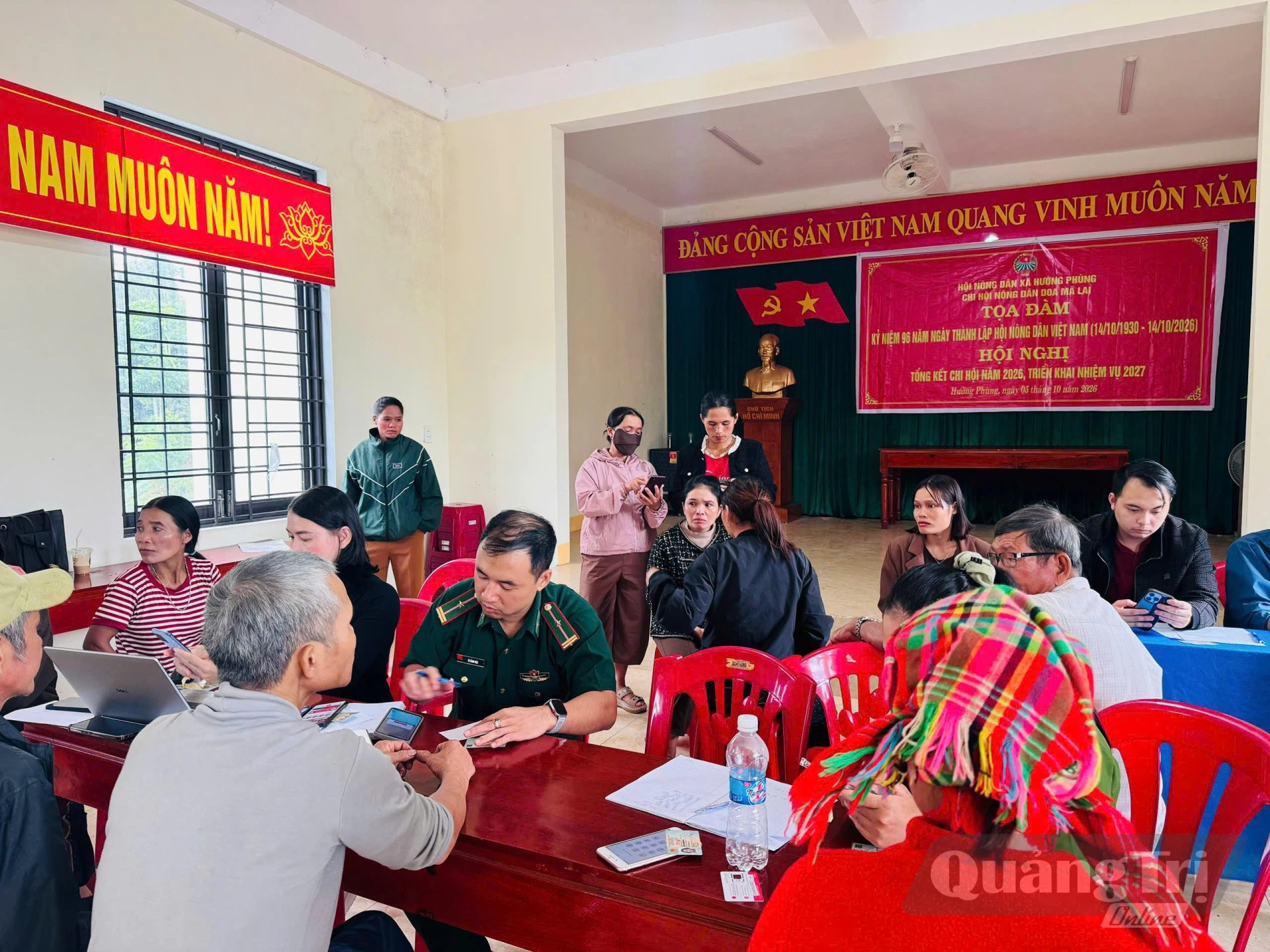 Cán bộ, chiến sĩ Đồn Biên phòng Hướng Phùng hỗ trợ chuyển đổi số tại thôn Doa Mã Lai - Ảnh: M.L