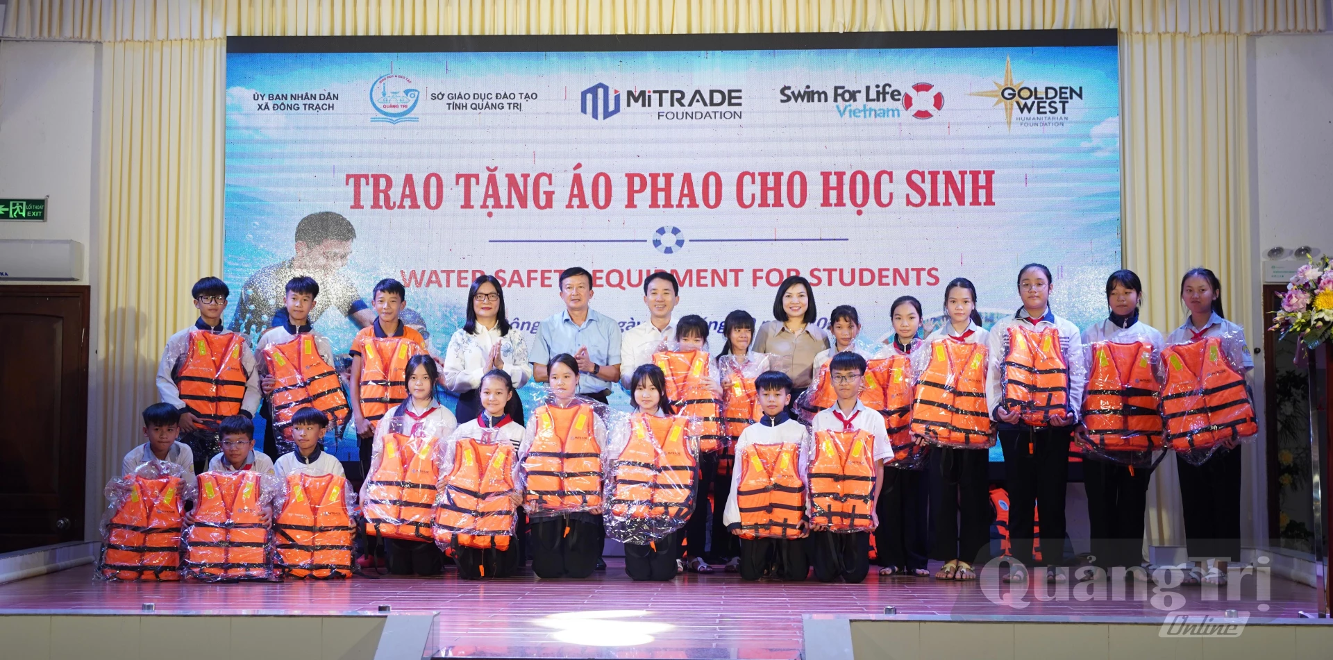 Ban tổ chức trao tặng áo phao cho học sinh trên địa bàn xã Đông Trạch - Ảnh: K.H