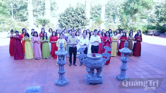 Công đoàn và Ban nữ công Báo và phát thanh, truyền hình Quảng Trị dâng hương tưởng niệm Bác Hồ và các Anh hùng liệt sĩ