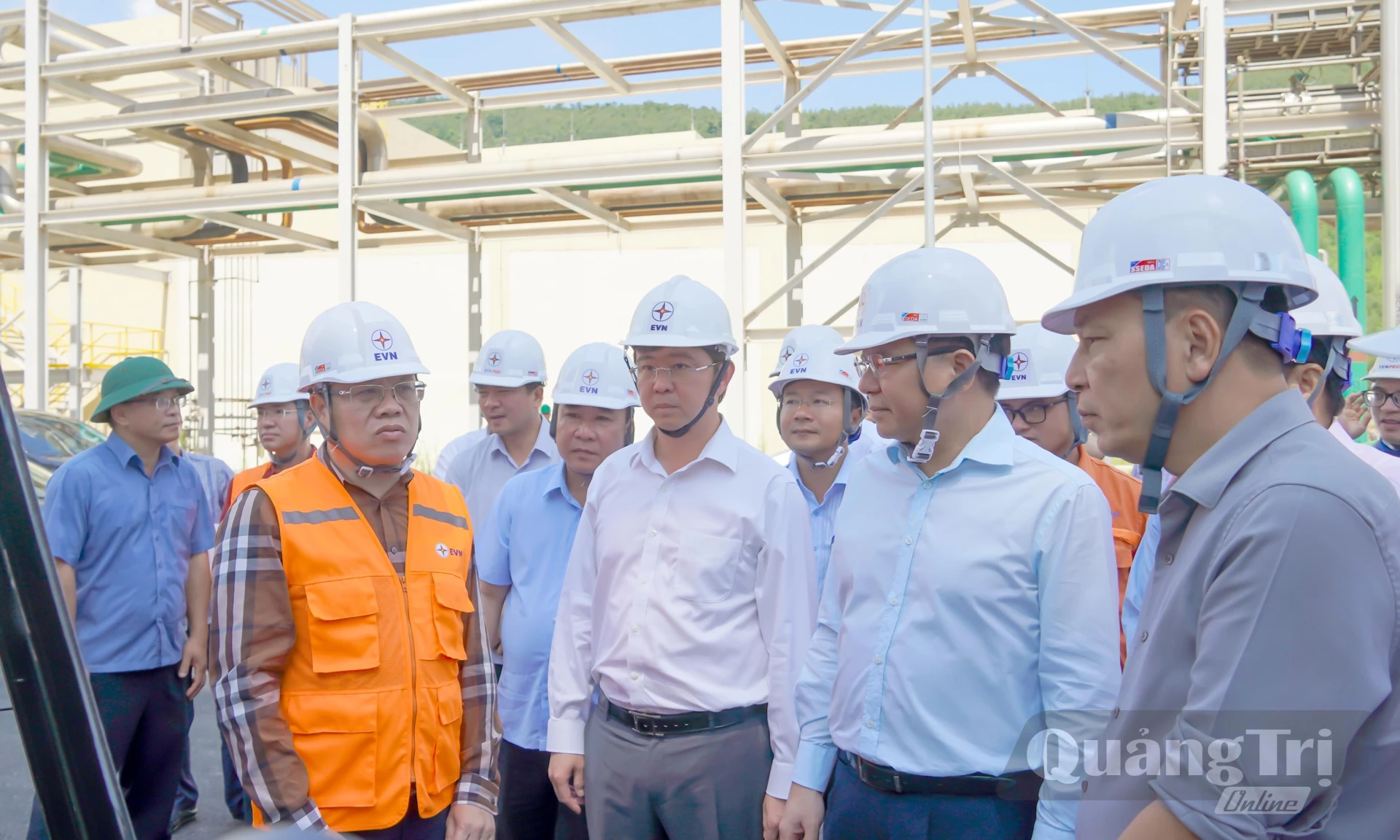 Đồng chí Bộ trưởng Bộ Công thương Lê Mạnh Hùng và đồng chí Bùi Hoàng Phương, Chủ tịch UBND tỉnh nghe báo cáo tiến độ triển khai các dự án tại Trung tâm Điện lực Quảng Trạch - Ảnh: N.H