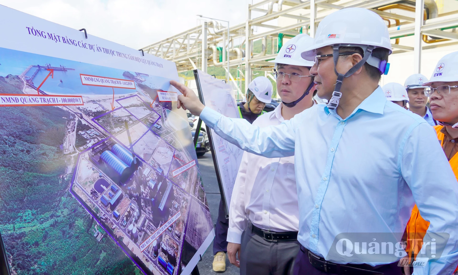 Đồng chí Bộ trưởng Bộ Công thương Lê Mạnh Hùng và đồng chí Bùi Hoàng Phương, Chủ tịch UBND tỉnh kiểm tra tiến độ triển khai các dự án tại Trung tâm Điện lực Quảng Trạch - Ảnh: N.H