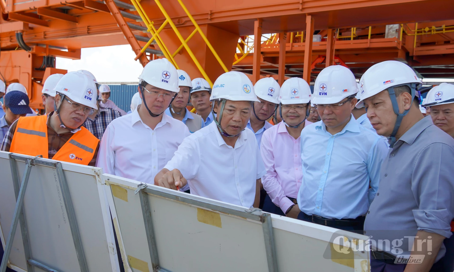 Đồng chí Bộ trưởng Bộ Công thương Lê Mạnh Hùng và đồng chí Bùi Hoàng Phương, Chủ tịch UBND tỉnh nghe báo cáo tiến độ triển khai các dự án tại Trung tâm Điện lực Quảng Trạch - Ảnh: N.H