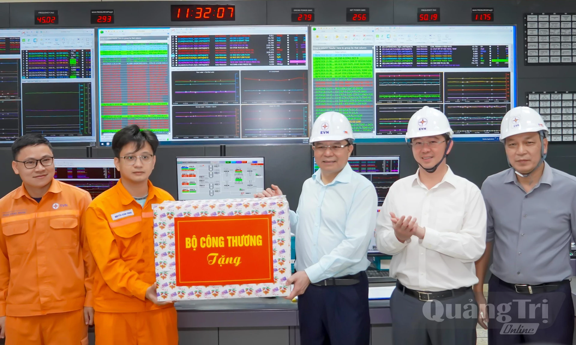 Đồng chí Bộ trưởng Bộ Công thương Lê Mạnh Hùng và đồng chí Bùi Hoàng Phương, Chủ tịch UBND tỉnh tặng quà động viên cán bộ, kỹ sư  tại Trung tâm Điện lực Quảng Trạch - Ảnh: N.H