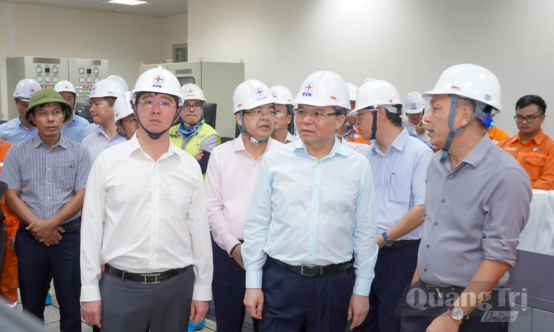 Đồng chí Bộ trưởng Bộ Công thương Lê Mạnh Hùng và đồng chí Bùi Hoàng Phương, Chủ tịch UBND tỉnh kiểm tra  tiến độ triển khai các dự án tại Trung tâm Điện lực Quảng Trạch - Ảnh: N.H