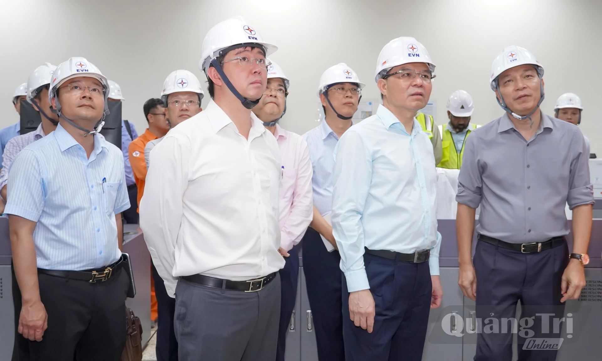 Đồng chí Bộ trưởng Bộ Công thương Lê Mạnh Hùng và đồng chí Bùi Hoàng Phương, Chủ tịch UBND tỉnh kiểm tra tiến độ triển khai các dự án tại Trung tâm Điện lực Quảng Trạch - Ảnh: N.H